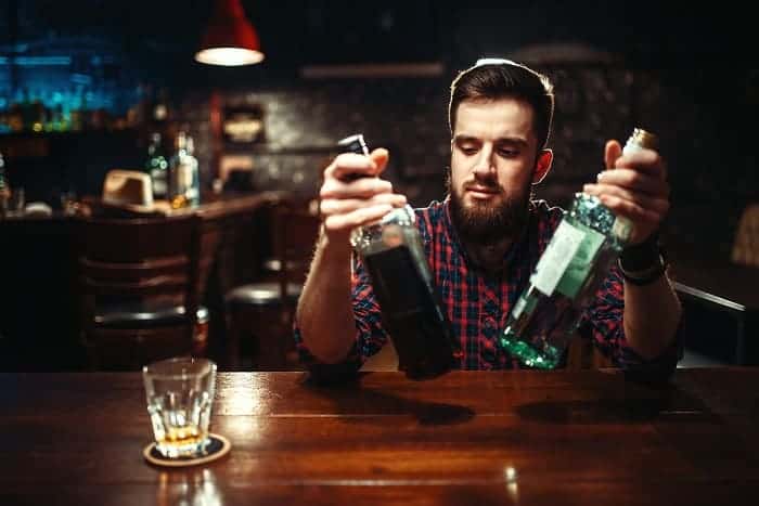 alkoholik siedzący przy barze