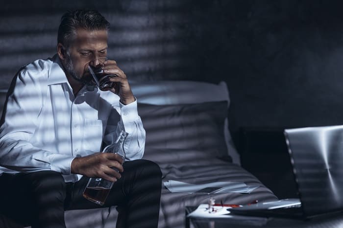 mężczyzna pijący w samotności