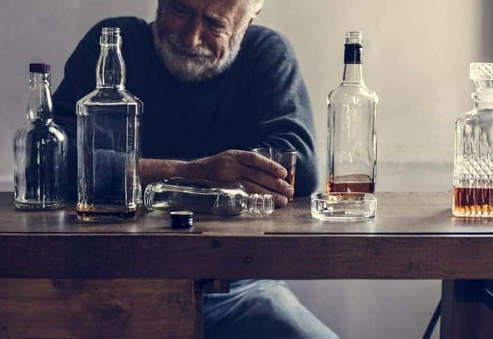 starszy mężczyzna uzależniony od alkoholu