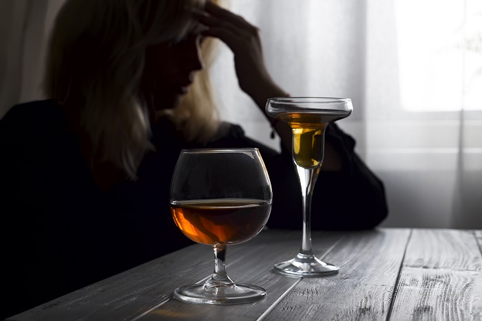 kobieta pijąca alkohol w samotności
