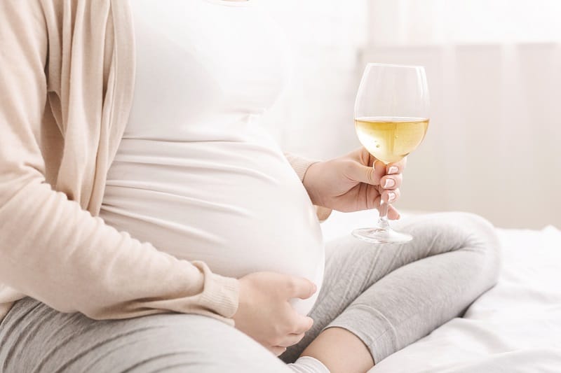 kobieta pije w ciąży