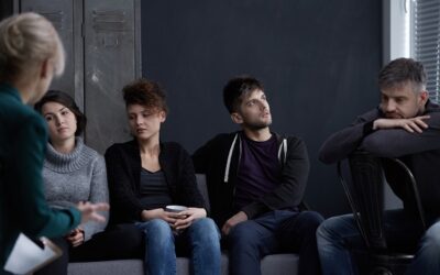 Dlaczego warto chodzić na terapie grupowe?