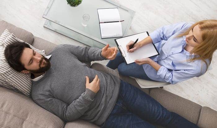 mężczyzna cierpiący na nerwice na wizycie u psychoterapeuty