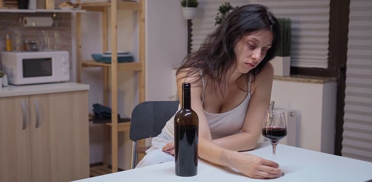 samotna kobieta pije alkohol