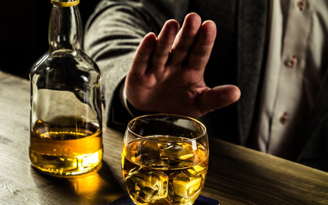„Ze mną się nie napijesz?!” – jak odmawiać alkoholu?