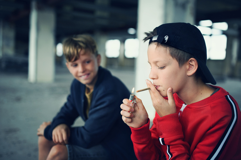 nastolatki palące marihuanę