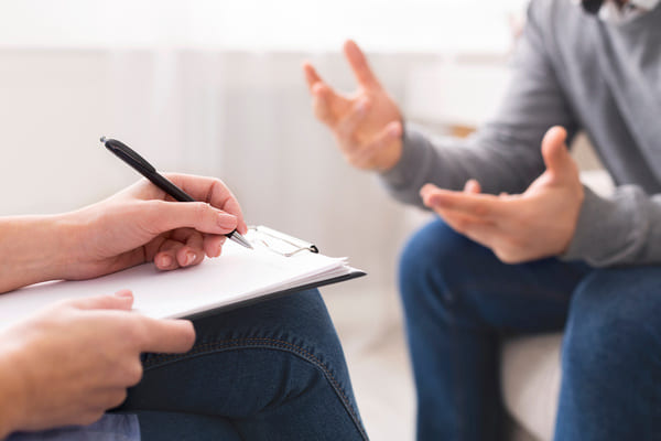 Terapia grupowa vs. indywidualna: która forma leczenia uzależnień jest bardziej skuteczna?