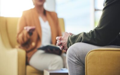 Czym różni się leczenie alkoholizmu u młodych dorosłych od terapii dla seniorów?