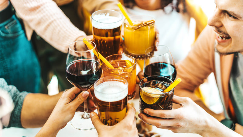 Weekendowi alkoholicy – nowe oblicze nałogu, które trudno zauważyć