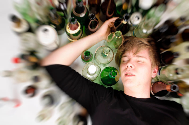 Binge drinking — inne oblicze alkoholizmu wśród młodych dorosłych. Jak rozpoznać i leczyć?