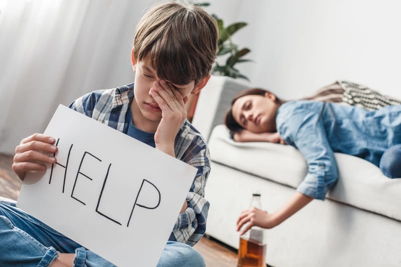 Syndrom bohatera rodzinnego – jak dzieci z domów z problemem alkoholowym dorastają w rolach, które im nie służą?