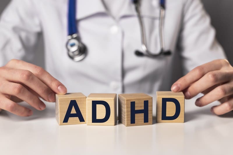 Diagnoza ADHD jako klucz w terapii uzależnień Lekarz układający klocki z napisem ADHD – symbol znaczenia właściwej diagnozy w leczeniu uzależnień