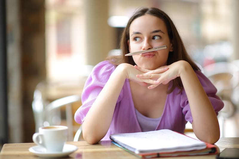 Dorosła kobieta z oznakami rozproszenia uwagi, ilustrująca trudności z koncentracją charakterystyczne dla ADHD