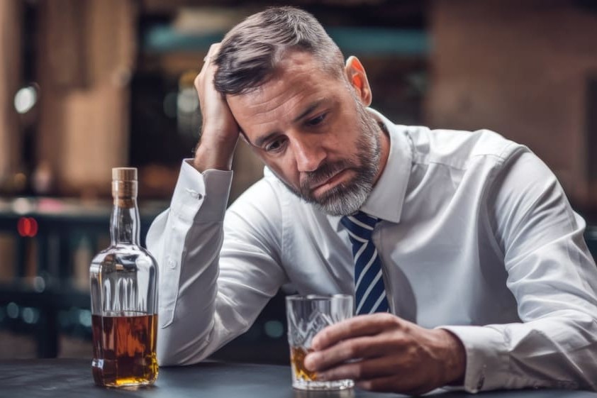 Jak rozpoznać alkoholizm na wczesnym etapie? Objawy, które łatwo przeoczyć